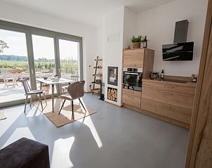 Lichte keuken in Vakantiehuisje in Goch, Noordrijn-Westfalen met uitzicht op terras en natuur.