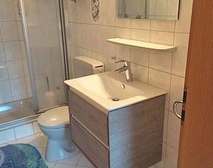 Moderne badkamer in Ferienwohnung Winterberg, Haus Dorothee, gelegen in het schilderachtige Winterberg, Sauerland, Duitsland.