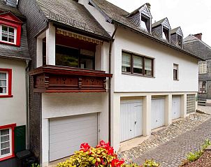 Vakantiehuis DE005 in Monschau, Noordrijn-Westfalen, met charmant balkon en traditionele architectuur.