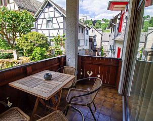 Geniet van een charmant uitzicht vanaf het balkon van vakantiehuis DE005 in Monschau, Noordrijn-Westfalen.