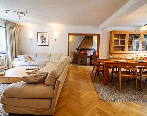 Gezellige woonkamer in vakantiehuis DE005, Monschau, met ruime zithoek en open haard voor een warme sfeer.