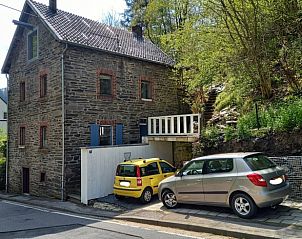 Ontspannen terras bij Vakantiehuisje in Monschau, Noordrijn-Westfalen, Duitsland met comfortabele zitplaats en groene omgeving.