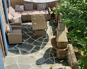 Geniet van de rust op het terras van Vakantiehuisje in Monschau, Noordrijn-Westfalen, met comfortabele zithoek en parasol.