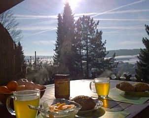 Genieten van een ontbijt op het terras van Vakantiehuisje Feriendorf B-18 in Husen, omgeven door de serene natuur van Noordrijn-Westfalen.