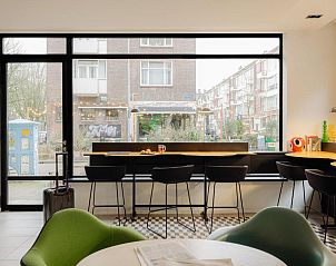 Comfortabele zitruimte in Savoy Hotel Rotterdam, vakantieappartement in Rotterdam, Zuid-Holland, met grote ramen en uitzicht.