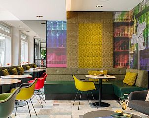 Kleurrijke lounge in Savoy Hotel Rotterdam, vakantieappartement in Rotterdam, Zuid-Holland, met moderne zitplaatsen en decor.