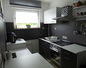 Moderne keuken in vakantiehuis Eifelpanorama, Gnnersdorf, Rijnland-Palts, Duitsland met strakke inrichting.