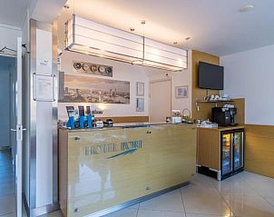 Receptie van Hotel Port in Rotterdam, waar gastvrijheid en service centraal staan.