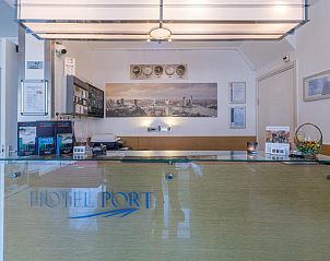 Moderne receptie van Hotel Port, vakantieverblijf in Rotterdam, Zuid-Holland.