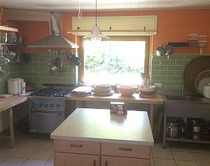 Gezellige keuken in Vakantiehuis in Pfaffenseifen, Rijnland-Palts, Duitsland met moderne apparatuur en uitzicht op de natuur.
