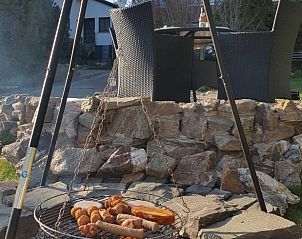 Geniet van een barbecue op het terras van Huisje in Wirschweiler, een charmant vakantiehuis in Rijnland-Palts, Duitsland.