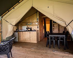 Ruime safaritent met sanitair in Utscheid, Rijnland-Palts. Geniet van luxe glamping met keuken en eetruimte in een prachtige natuurlijke omgeving.