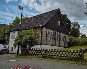 Gezellige binnenruimte in Huisje in Langewiese, Sauerland met uitzicht op de tuin en natuur in Winterberg, Duitsland.