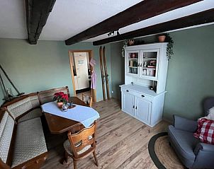 Gezellige woonkamer in Huisje in Langewiese, Sauerland, met comfortabele zithoek en rustieke sfeer voor een ontspannen verblijf.