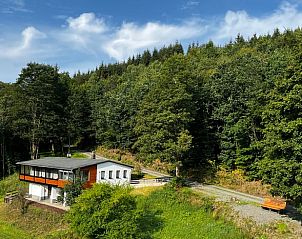 Vakantiehuisje in Schmallenberg-Oberkirchen, gelegen in de groene heuvels van Sauerland, Duitsland, omgeven door weelderige bossen.