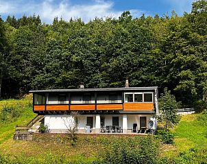 Vakantiehuisje in Schmallenberg-Oberkirchen, omgeven door groene natuur, ideaal voor een rustige vakantie in Sauerland, Duitsland.