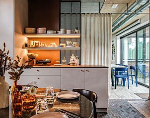 Sfeervolle eetkamer in Gare 55 vakantiehuis Ertvelde, Oost-Vlaanderen, met warme decoratie.