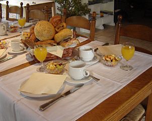 Ontbijttafel met vers gebak en sap in Gastenverblijf Wisteria, Herne.