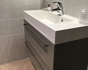 Moderne wastafel in badkamer van Gastenverblijf Wisteria, Herne.