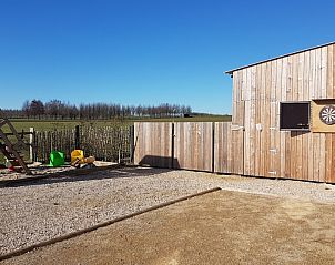 Buitenspeeltuin met dartbord bij Witte Hoef vakantiehuis in Schaffen, Vlaams-Brabant, Belgi.