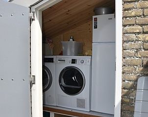 Praktische wasruimte in Bungalow Wilma, Midsland aan Zee, Terschelling met wasmachine en droger.