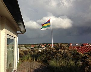 Vlag wappert bij 't Zeepaardje, vakantiehuis in Midsland aan Zee, met uitzicht over Terschelling.