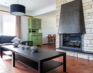 Stijlvolle open haard in 't Kareelbos vakantiehuis in Wezemaal, Vlaams-Brabant, voor knusse avonden.