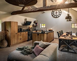 Gezellige binnenruimte van Huisje in Begijnendijk, Vlaams-Brabant, met moderne keuken en eetgedeelte in een rustieke vakantiewoning.