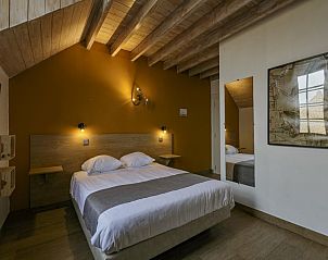 Warandehof vakantiehuis in Gooik, Vlaams-Brabant, Belgi met tweepersoonsbed en houten plafond.