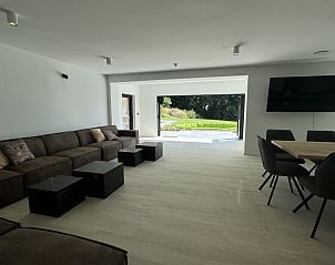 Open leefruimte in The View vakantiehuis in Gooik, Vlaams-Brabant met toegang tot het terras en de tuin.