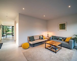 Gezellige woonkamer van VELPE55 vakantiehuis in Bierbeek, Vlaams-Brabant met comfortabele banken.