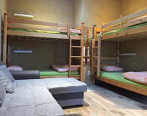Gezinsvriendelijke slaapkamer met stapelbedden in Aan de Jordaan vakantiehuis in Willebringen, Vlaams-Brabant.
