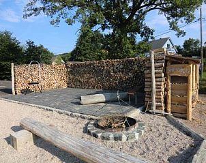 Ontspan bij Ferienhof am Biberbach in Hrselberg-Hainich, Thringen, met rustieke buitenruimte en knus terras voor een unieke vakantie-ervaring.