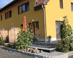 Geniet van de zonnige veranda van Ferienhof am Biberbach in Hrselberg-Hainich, een charmant vakantiehuis in Thringen, Duitsland.