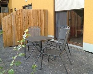 Ontspan op het terras van Ferienhof am Biberbach, een vakantiehuis in Hrselberg-Hainich, Thringen, Duitsland.