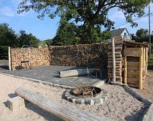 Ontspan bij de rustieke vuurplaats van Ferienhof am Biberbach, een vakantiehuis in Hrselberg-Hainich, Thringen.