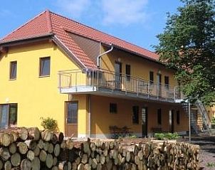 Ferienhof am Biberbach in Hrselberg-Hainich, Duitsland, biedt een charmant vakantiehuis met ruime veranda te midden van de natuur.