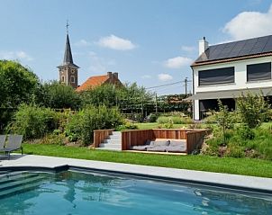 Villa Veldzicht in Glabbeek met zwembad en groene tuin, ideaal voor ontspanning.