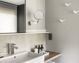 Stijlvolle wastafel in Villa Veldzicht, Glabbeek, Belgi met moderne accessoires.