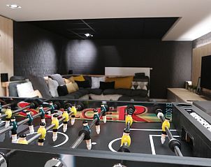 Recreatieruimte in Villa Veldzicht, Glabbeek met tafelvoetbal en gezellige zithoek.