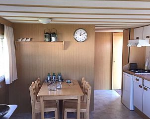 Gemtliche Essecke im Mobilheim Kanoet, West-Terschelling, ideal fr gemtliche Mahlzeiten.