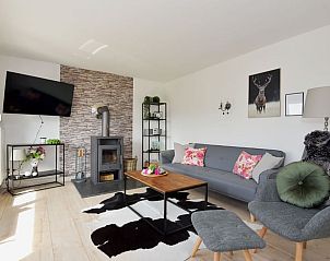 Gezellige woonkamer in Vakantiehuisje in Goldlauter-Heidersbach, Thringen, met moderne inrichting en comfortabele zithoek.