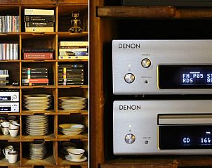 Gezellige binnenruimte van Trumpet House vakantiehuis in Kessel-Lo, Vlaams-Brabant, Belgi, met boeken en muziek.