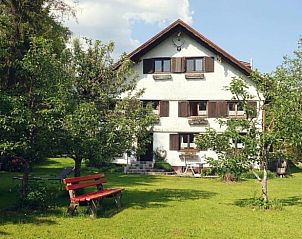 Gezellig vakantiehuisje in Oberstaufen, Beieren, omgeven door groene natuur en rustgevende omgeving.