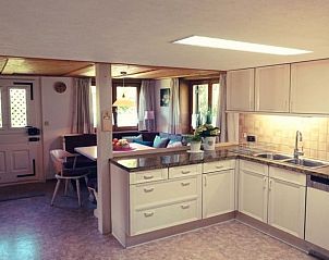 Stijlvolle keuken in Vakantiehuisje in Oberstaufen, Beieren, met gezellige eetruimte en veel natuurlijke lichtinval.