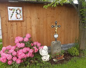 Vakantiehuisje in Bchlberg, Bayerischer Wald met charmante tuin en houten gevel, perfect voor natuurliefhebbers in Beieren, Duitsland.