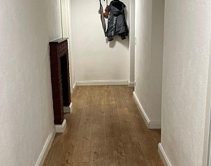 Sfeervolle gang in Vakantiehuis in Kraiburg am Inn, Beieren, Duitsland, met houten vloer en kapstok.