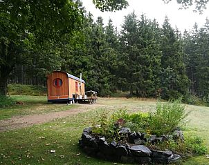 Huisje in kleintettau, vakantiehuis omringd door de natuur in Kleintettau, Beieren, Duitsland, met een rustiek terras en bosrijke omgeving.