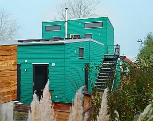 Modern vakantiehuis in Stadtlauringen, Beieren, met groene gevel en trap, ideaal voor een rustige vakantie in Duitsland.