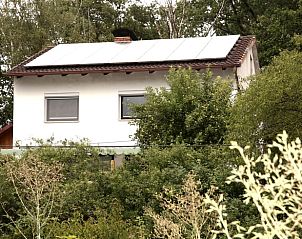 Vakantiehuisje in Weitramsdorf, omgeven door weelderige natuur in Beieren, Duitsland.